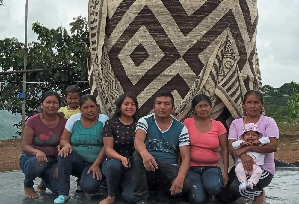 El arte de tejer en familia, puntadas de memoria y sabiduría