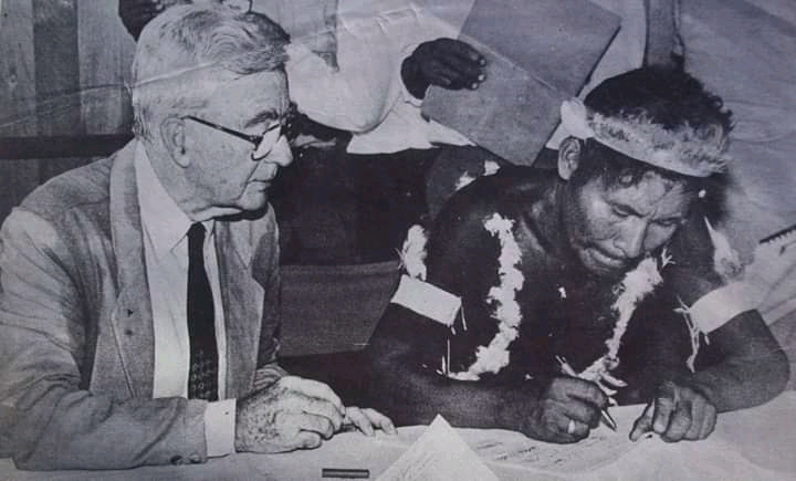 El presidente Virgilio Barco y el líder Ramón Giagrekudo firman la creación del resguardo.Fotografía publicada en la web de la Organización de Pueblos Indígenas de la Amazonía Colombiana, Opiac.
