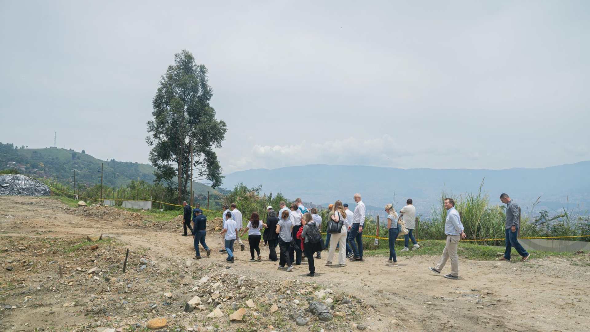 Las entidades responsables del Plan de Intervención Forense de La Escombrera de Medellín se reúnen para coordinar la gestión de recursos con la cooperación internacional y el Gobierno nacional, con el objetivo de garantizar la búsqueda de las personas desaparecidas en la Comuna 13.