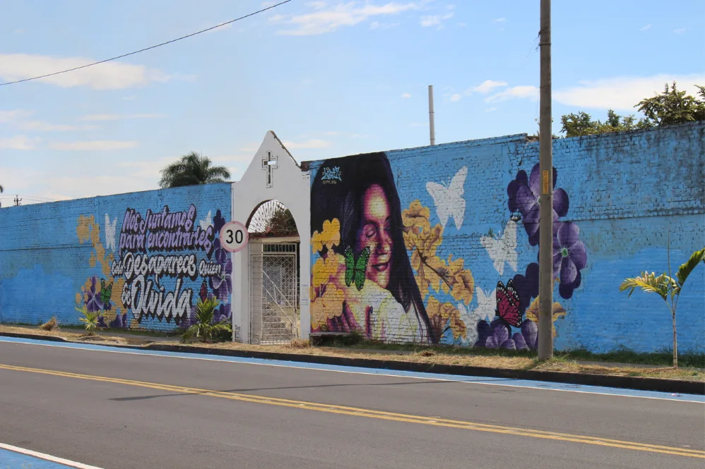 Mural en memoria de víctimas de desaparición forzada en el cementerio de Palmira.