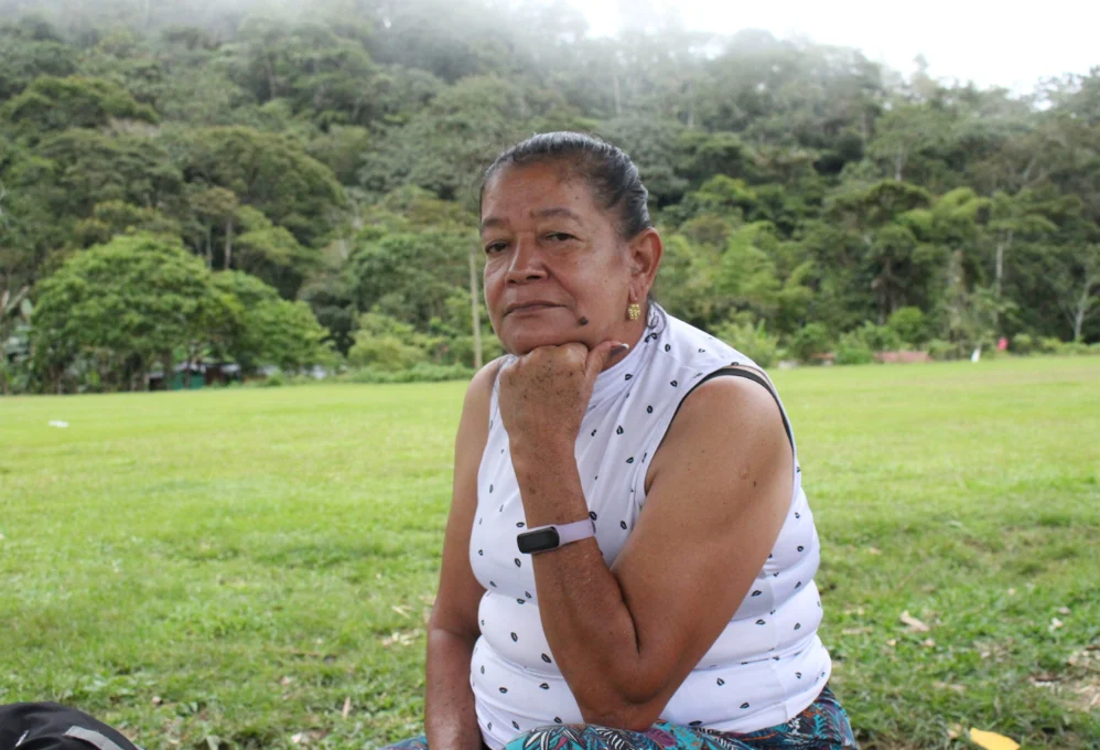 Firmante de paz posando en una cancha en el ETCR Llano Grande.