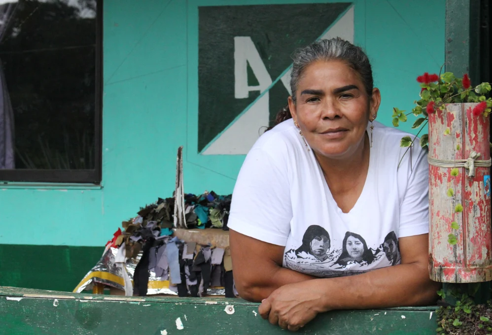 Firmantes de paz frente a su casa en el ETCR Llano Grande.