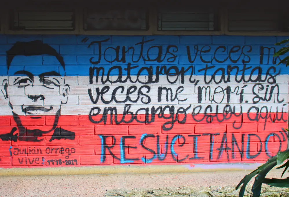 Mural en honor a Julián Orrego, estudiante de la UdeA fallecido en las protestas estudiantiles de 2019.