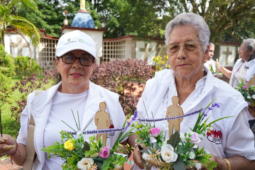 Buscadora en cementerio de San Carlos