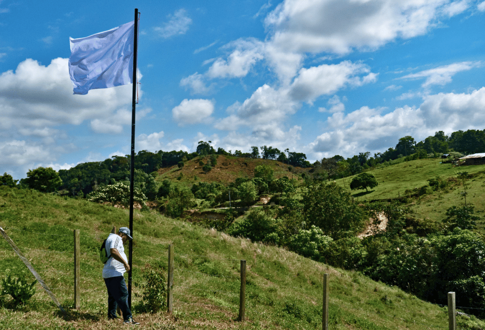 Comunidades instalan una bandera blanca como forma de resistencia ante la crisis humanitaria en Antioquia.