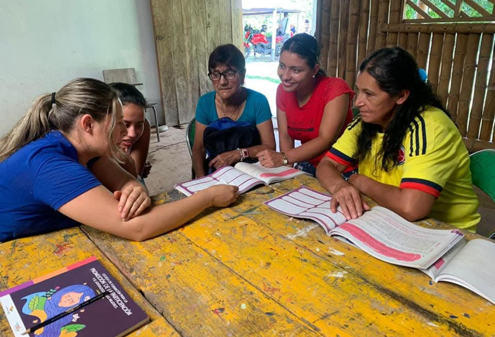 Reunión de mujeres campesinas en La Alcancía, en el Líbano, Tolima.