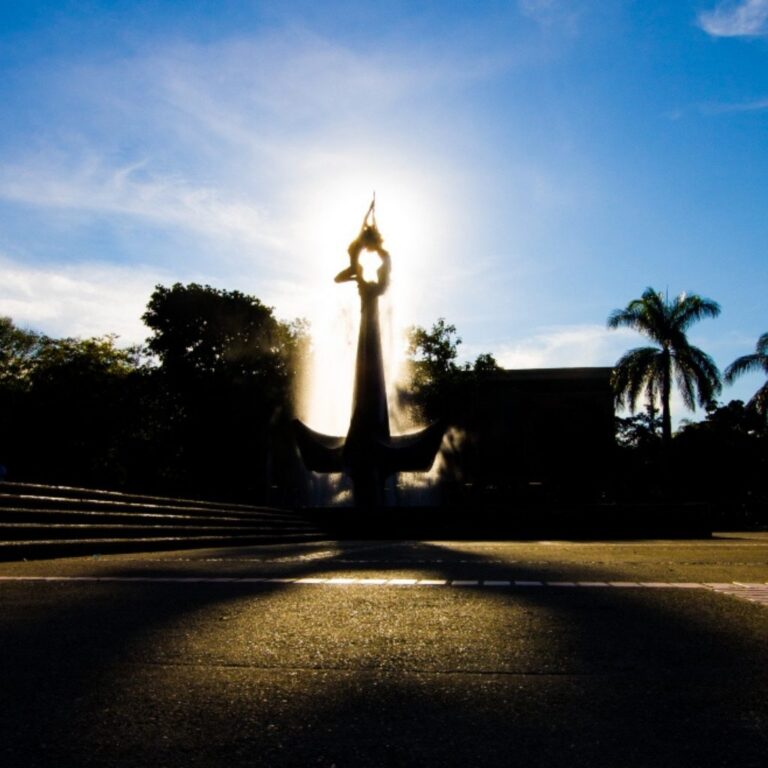 Silueta a contraluz del monumento El Ancla en la Universidad de Antioquia